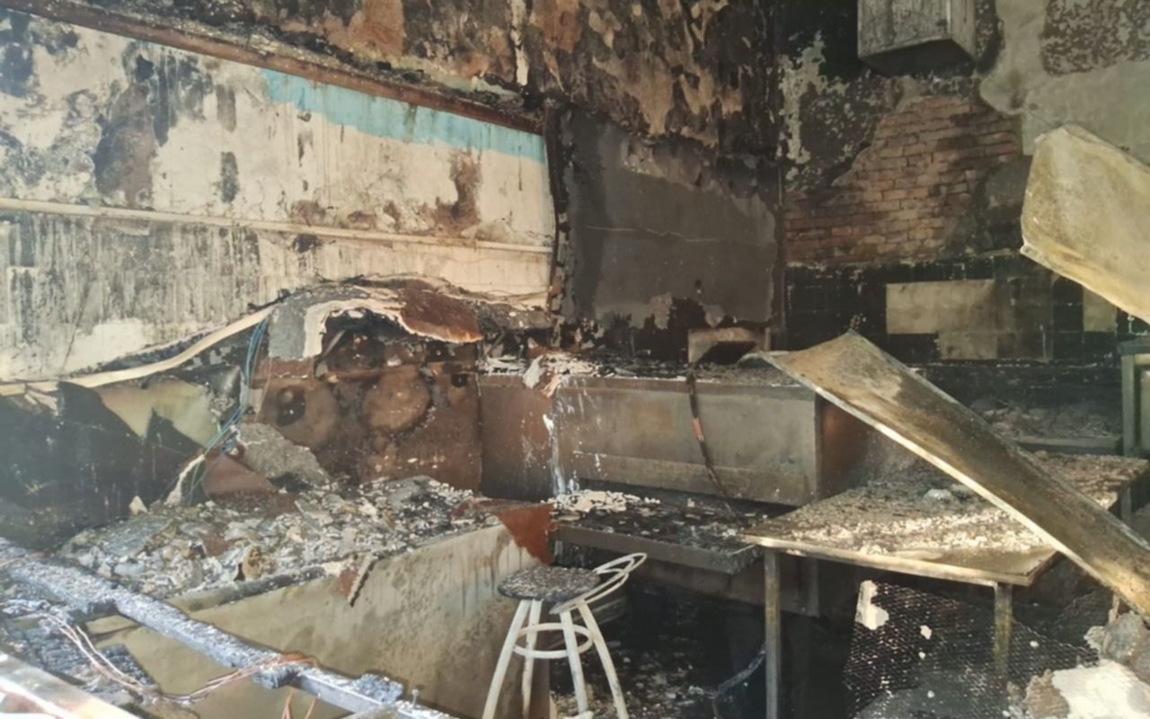 Susto y tensión por un incendio en una panadería de La Plata: "Era impresionante el humo que había"