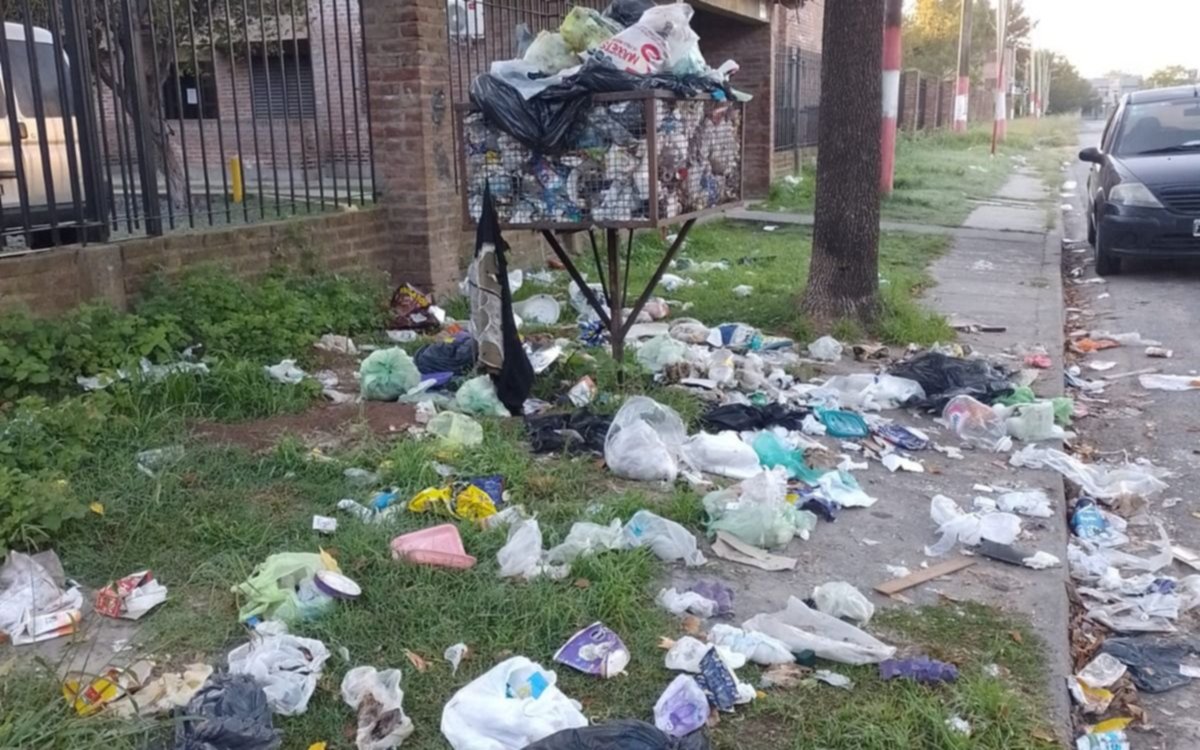 Basura desparramada e indignación en los vecinos de un barrio de La Plata