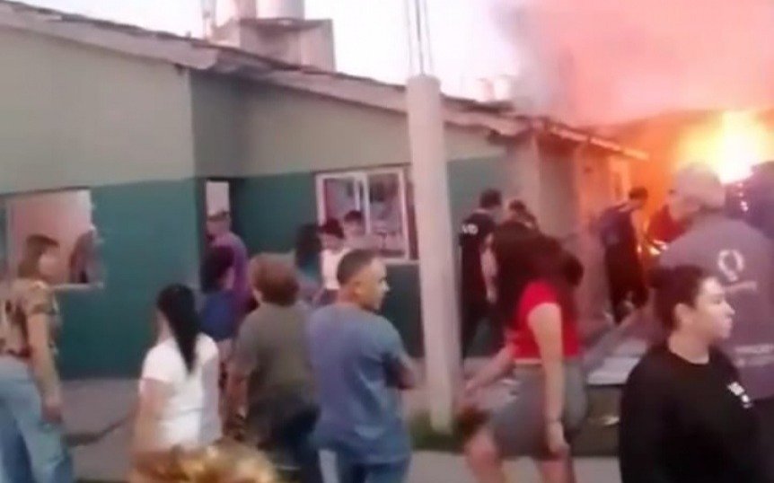 Vecinos prenden fuego casa de joven acusado de matar a otro en Quilmes
