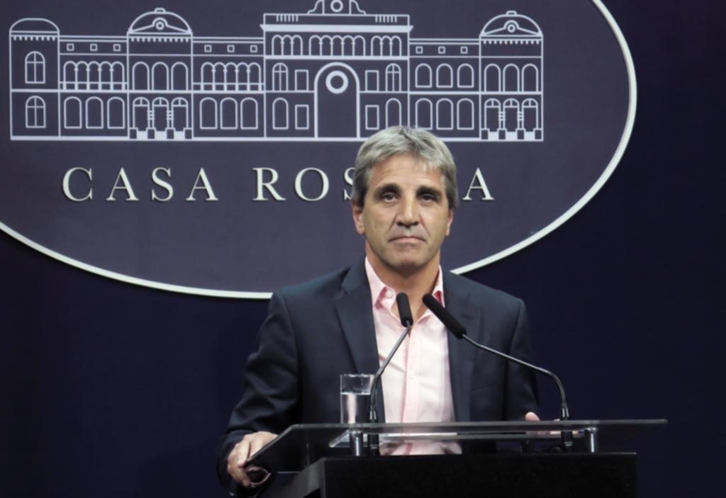 Caputo vs. prepagas: más tensión por los aumentos