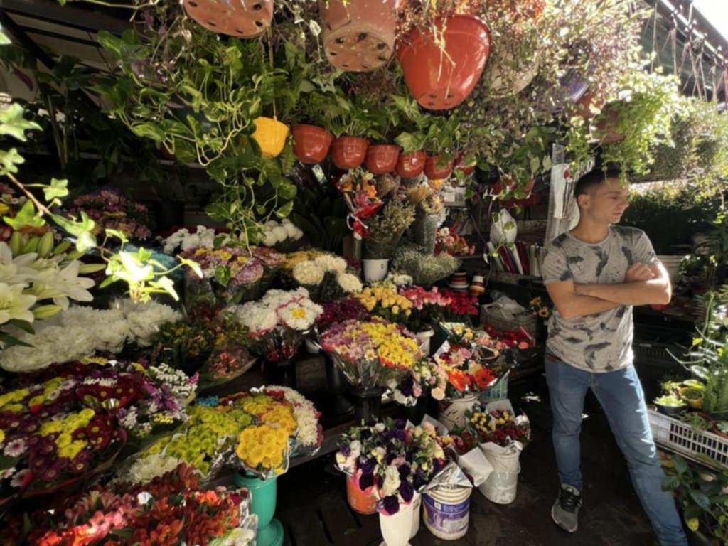 Por la lluvia escasean las flores: las tormentas destruyeron 30 % de los cultivos