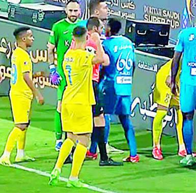 Ronaldo fue expulsado en Arabia Saudita y luego quiso agredir al árbitro