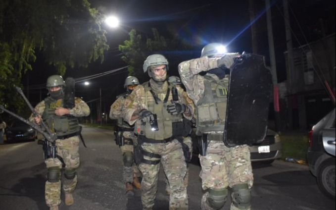 Seis detenidos y 30 allanamientos vinculados a la violenta escalada narco en Rosario