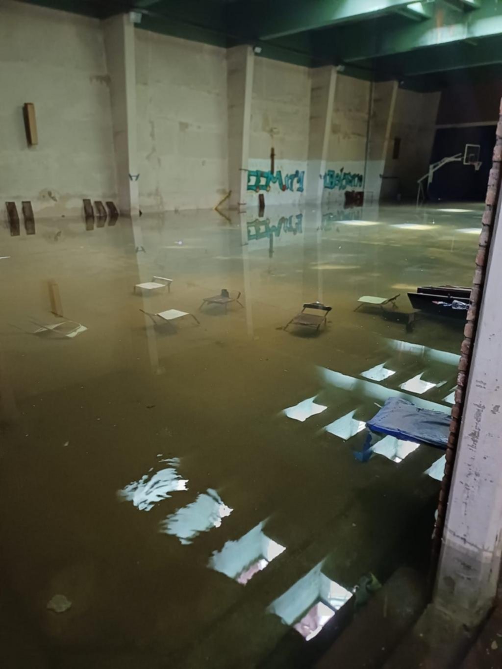 Renuevan las quejas por inundación “crónica” en la Escuela Media 1