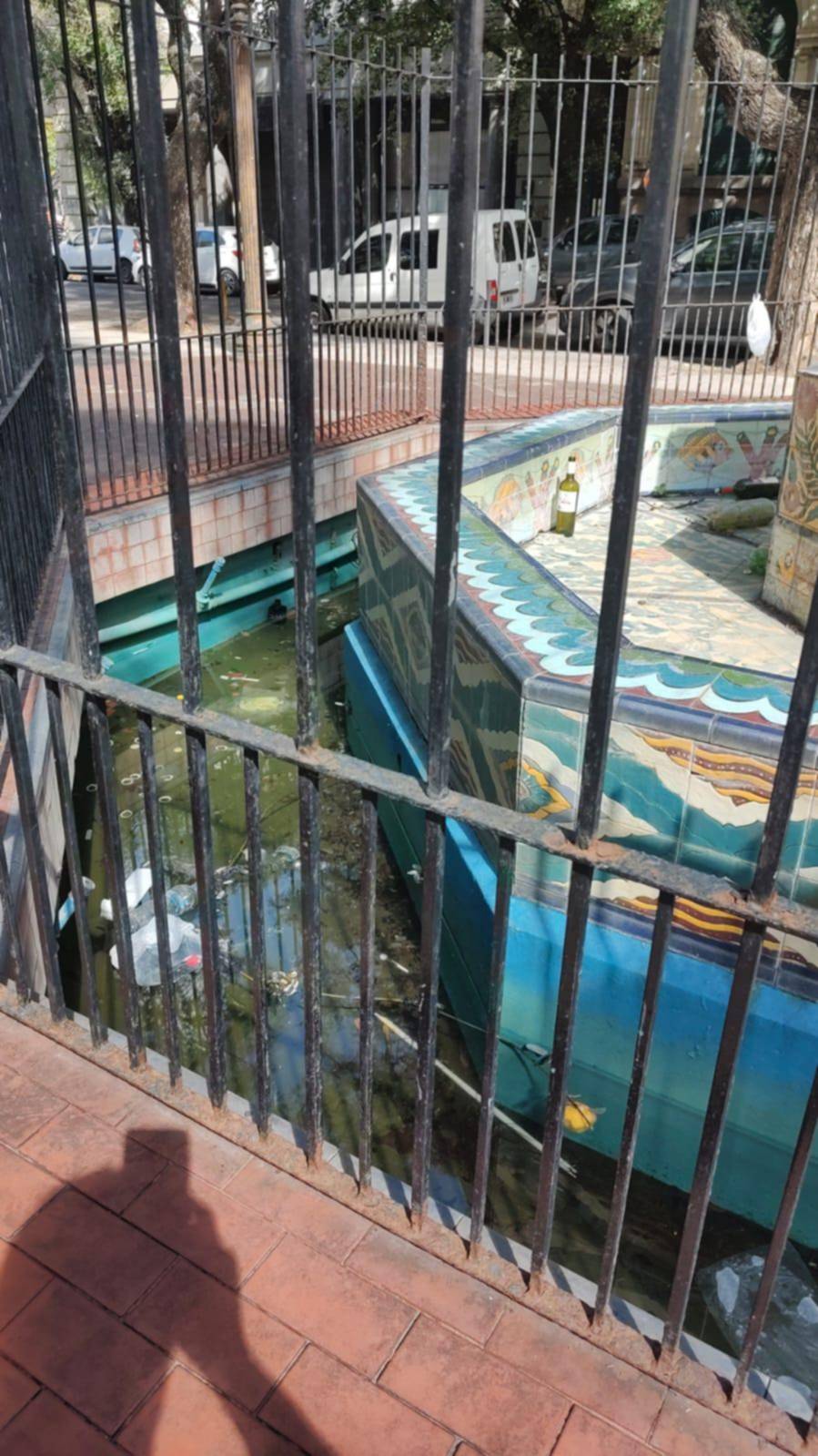 Basura y agua estancada en la plazoleta San Ponciano