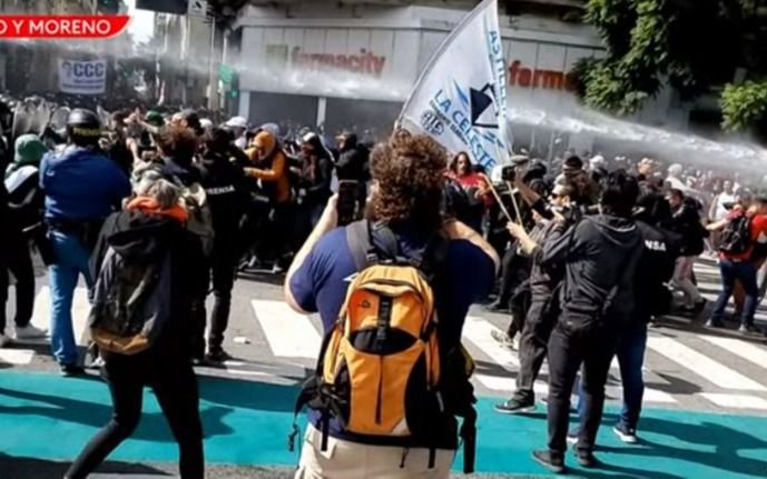 Incidentes entre la Policía y manifestantes en pleno centro porteño