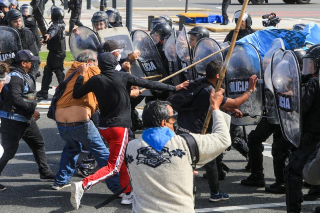 Tensión máxima y detenidos en protesta frente a Capital Humano