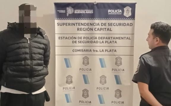 Venta ilegal: senegalés y un vecino a las piñas por el pago de una campera