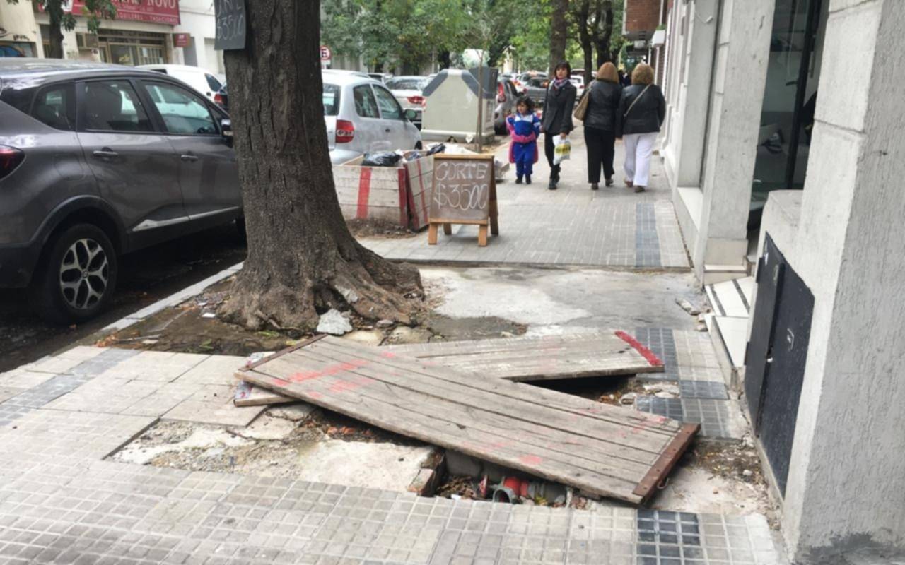 Vereda rota y pozo en el centro platense: “Muchas personas se cayeron”