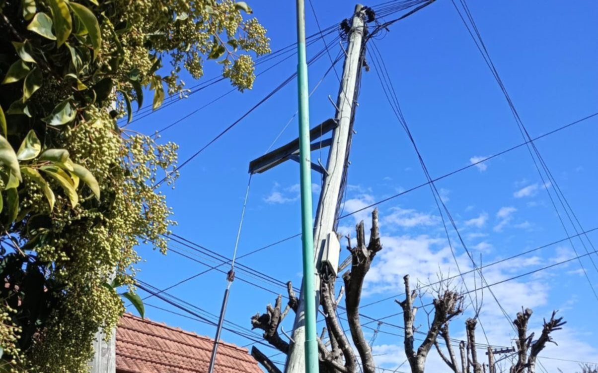 Un poste de luz a punto de caerse en un barrio de La Plata
