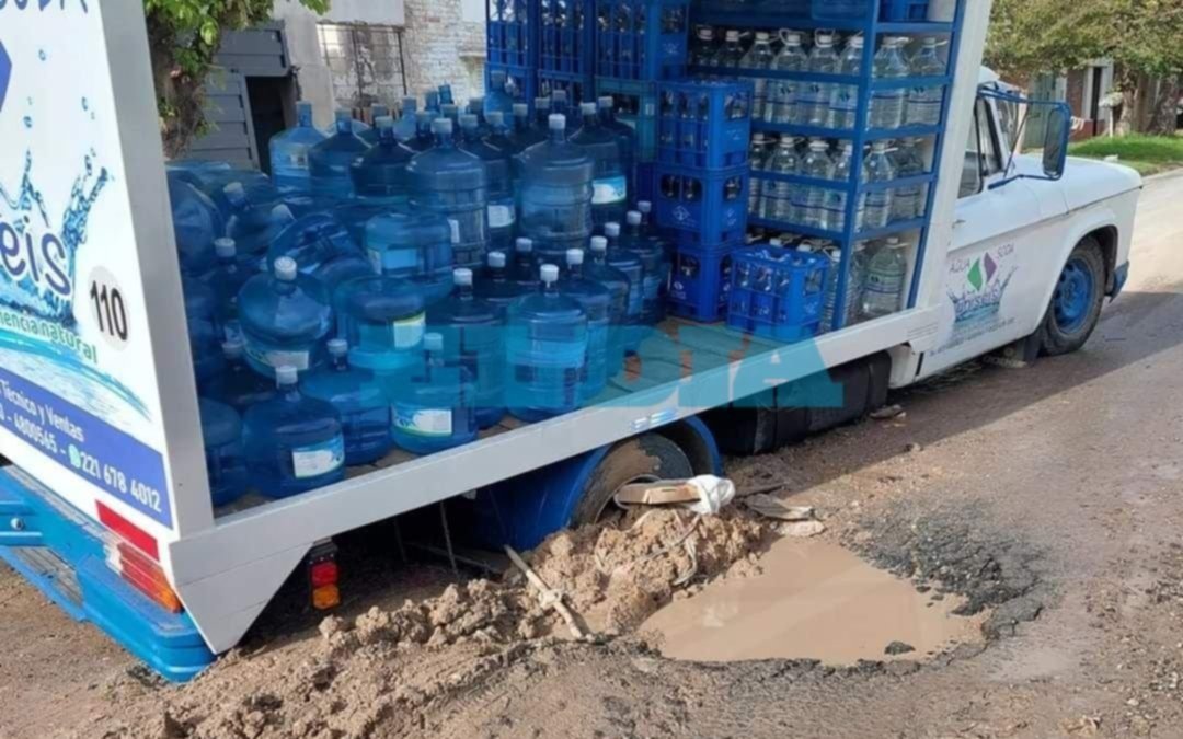A una camioneta se la "tragó" un bache en La Plata
