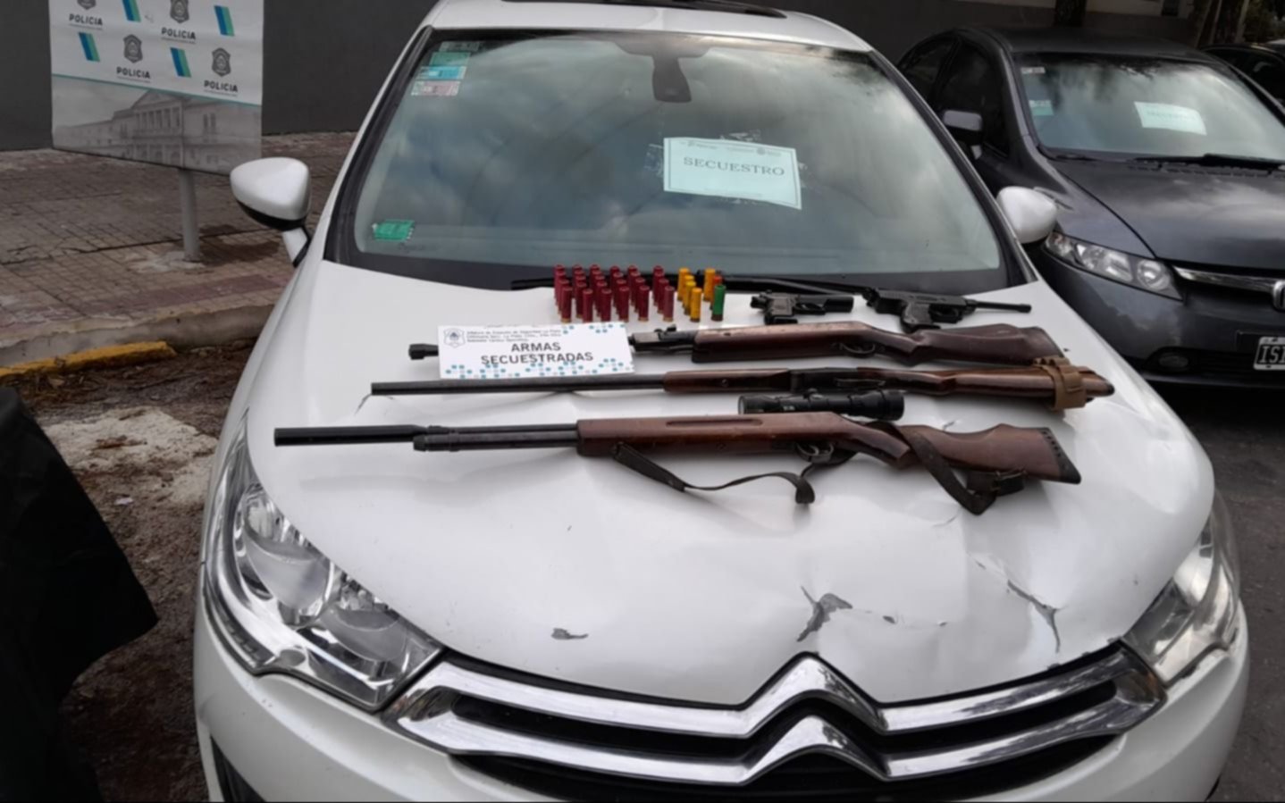Robaban autos de lujo, los "disfrazaban" en una casa quinta de La Plata y los vendían para entraderas
