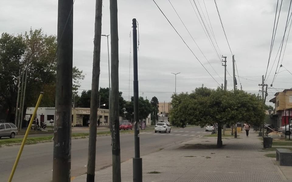 Se roban hasta las luminarias en un barrio de La Plata: "La oscuridad aumenta la inseguridad"