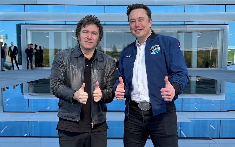 Fotos y videos | Javier Milei con Elon Musk: "Es el jefe", dijo sobre su hermana Karina y manejaron un Tesla