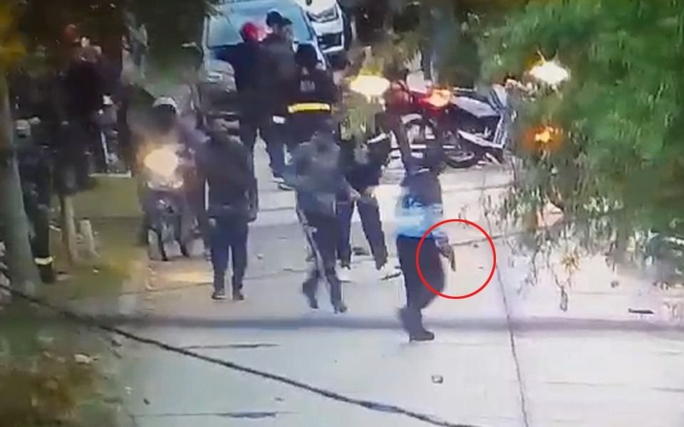 "Casi le dan un tiro a un nene": detalles de la emboscada en la Uocra que dejó una mujer y un joven baleados