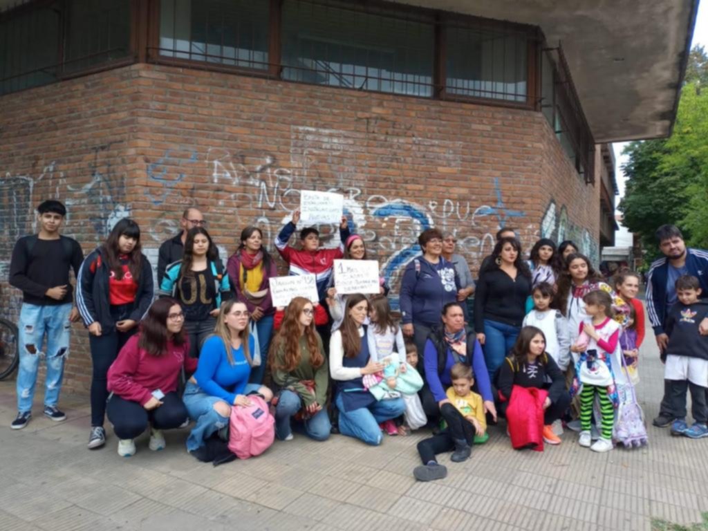 Con un abrazo simbólico pidieron obras para la escuela de 9 y 38