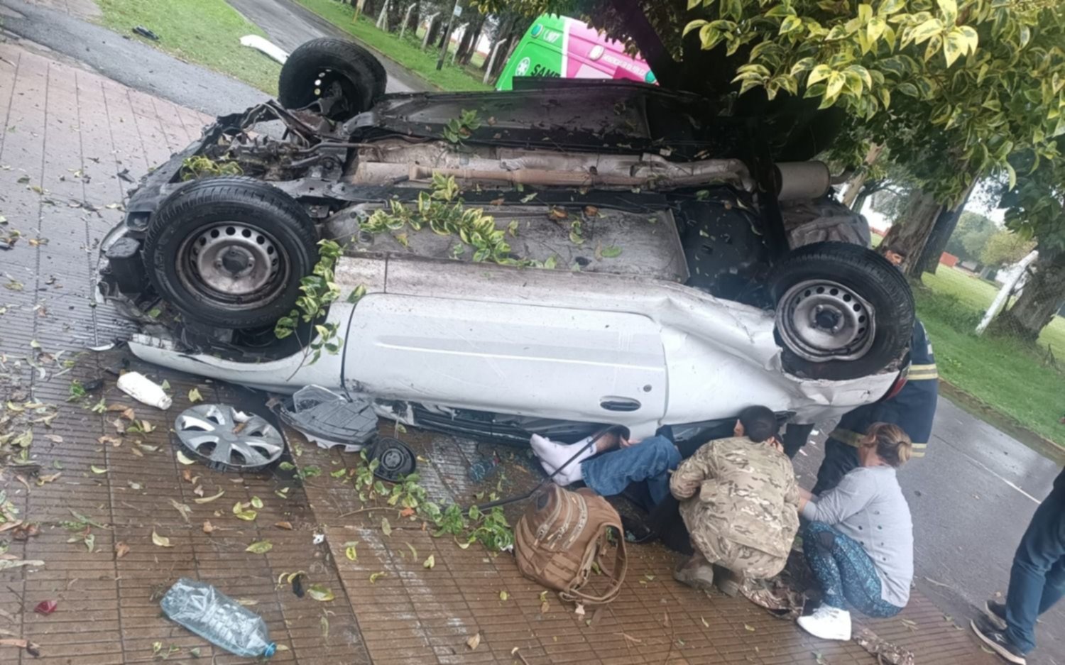 Un automovilista perdió el control, volcó e impactó contra un árbol en La Plata: quedó atrapado y debió ser rescatado