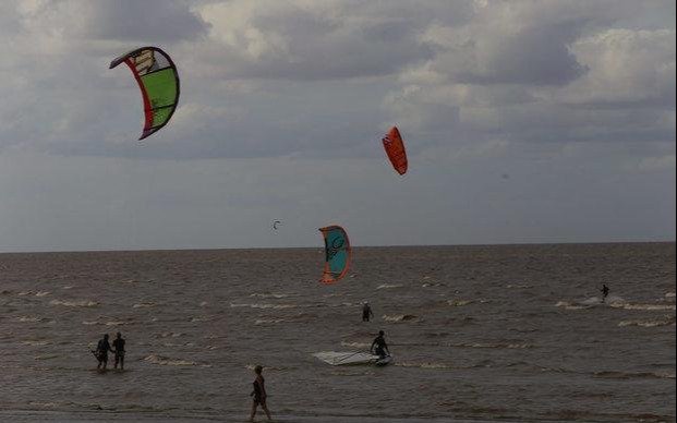Un hombre practicaba Windsurf en el Río de la Plata y fue arrastrado por la corriente