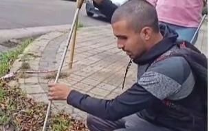 VIDEO. Es ciego y cayó a un pozo en La Plata que se formó tras ceder el pavimento: crudo relato