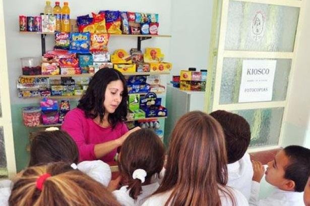Kioscos escolares: piden que no vendan productos rotulados