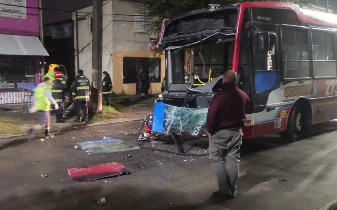 Chocaron dos micros en La Plata: hay 9 heridos