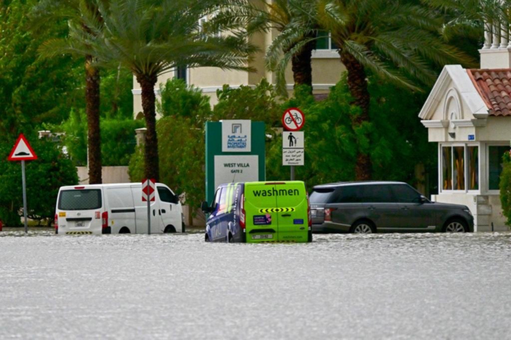 Los Emiratos Arabes Unidos y países vecinos, bajo el agua