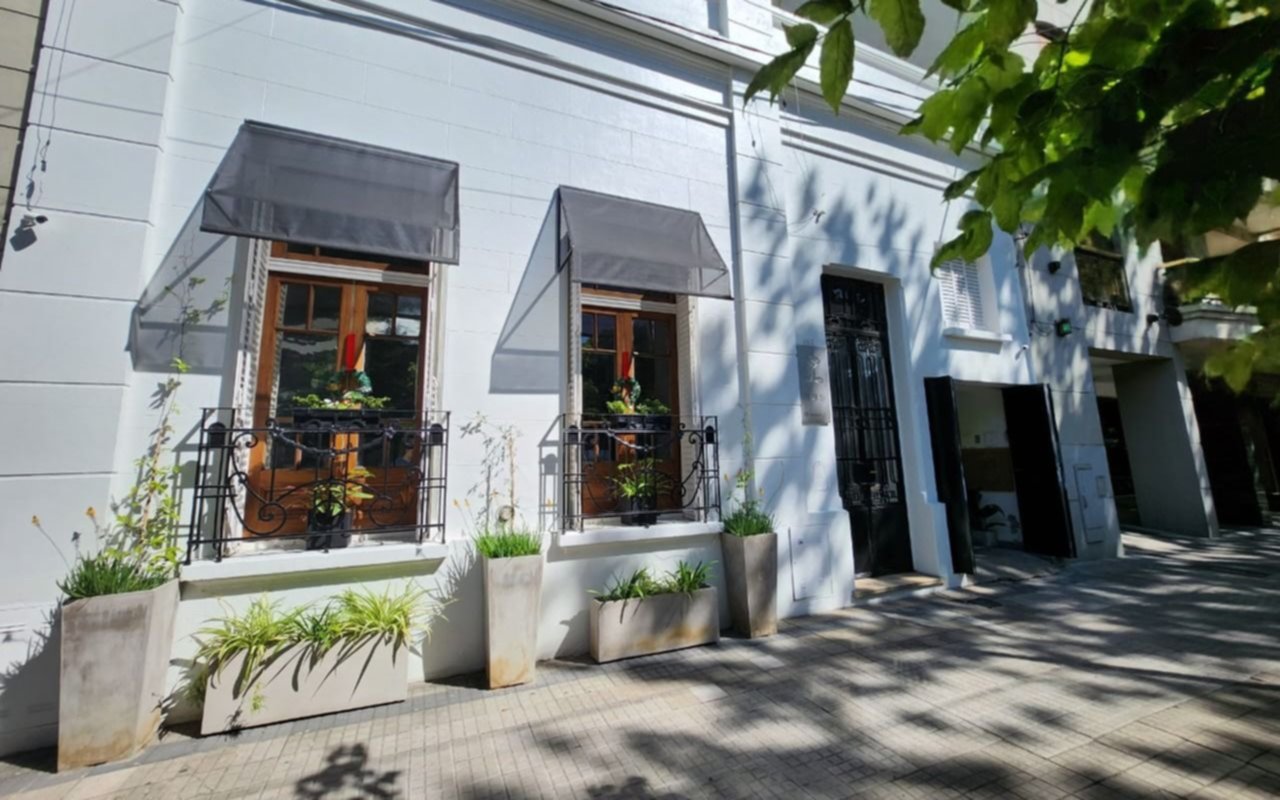 Oportunidad en La Plata: una casa de estilo, amplia y con local