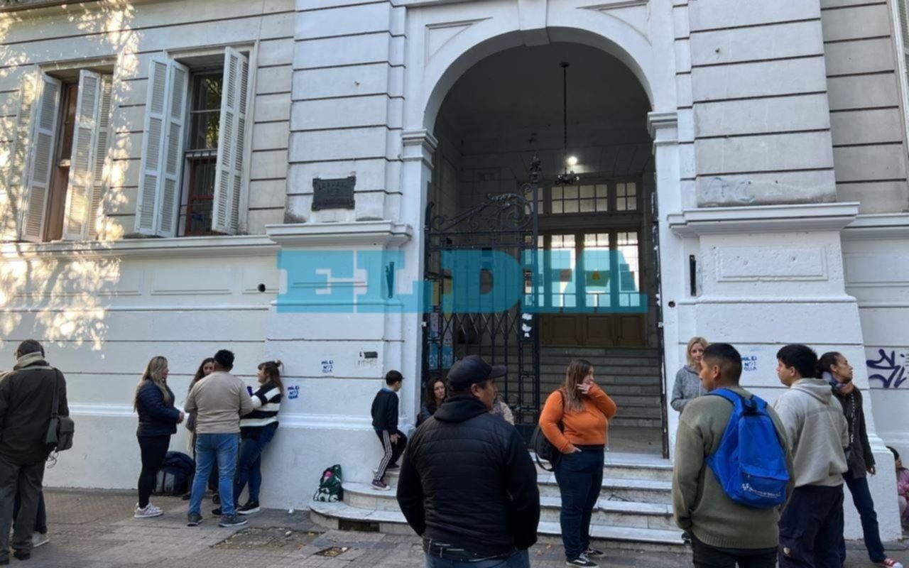 El frío en La Plata llegó acompañado de protestas en las escuelas: "Sin calefacción y viandas en mal estado"