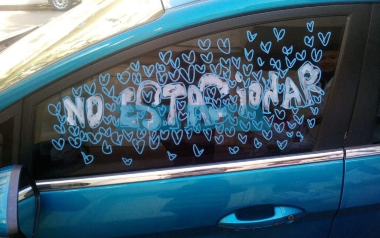 La Plata: un singular mensaje con "corazoncitos" a un auto estacionado frente a un garage