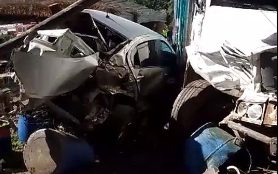 Choque múltiple y fatal en la Ruta 2: camión embistió varios autos y se incrustó en una parrilla