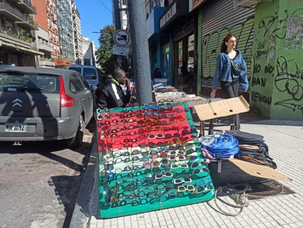 Los comerciantes de La Plata, entre la crisis y la promesa del final de la venta ilegal