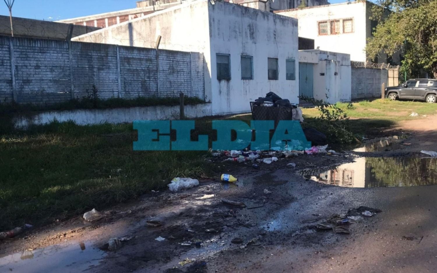 Baches, basura y desborde cloacal: reclamo en barrio platense por una calle en estado "calamitoso"
