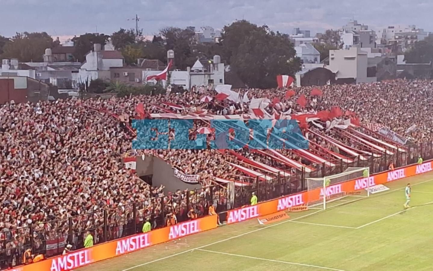 FOTOS | Coparon Vicente López: los hinchas de Estudiantes en Platense