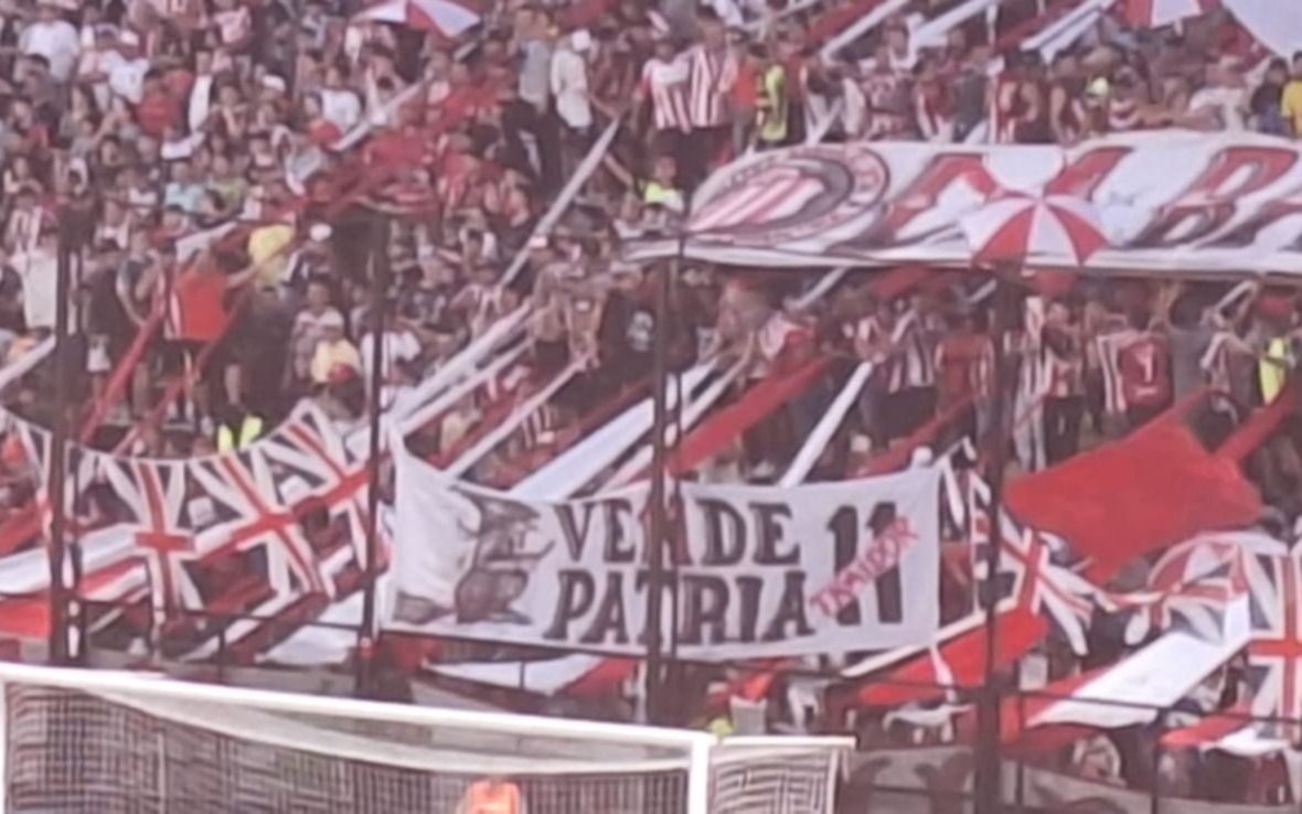 El grito de guerra contra Tapia de los hinchas de Estudiantes y la bandera de Barracas contra Verón