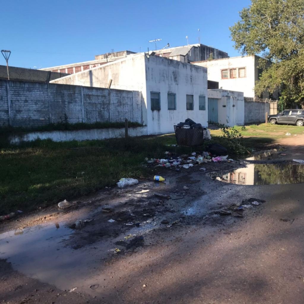 Basura, pozos y agua servida en una calle de Los Hornos