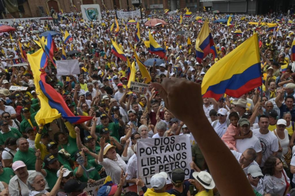 Colombia: una multitud marchó en la mayor protesta contra Petro