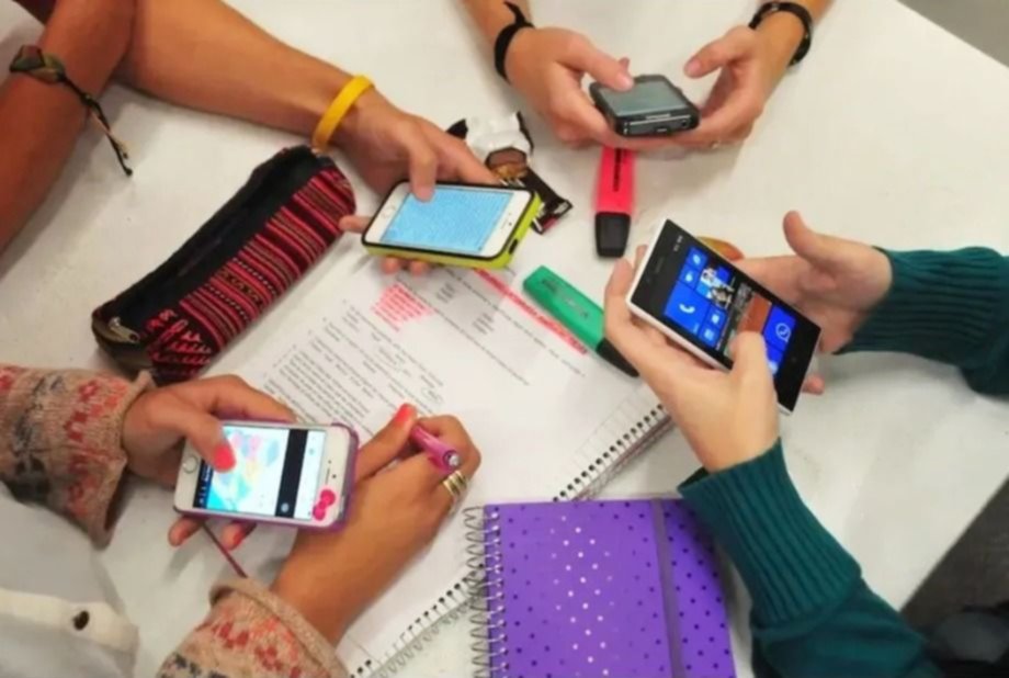 Pantallas en las aulas: el celular, ¿un “intruso” o un facilitador del aprendizaje?