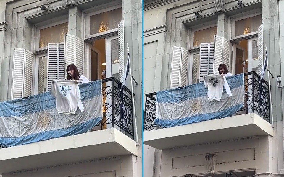 VIDEO. Desde un balcón, Cristina flameó un buzo de la UNLP en la marcha universitaria