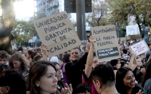 Marcha universitaria en La Plata: una multitud se hizo presente en el Rectorado de la UNLP