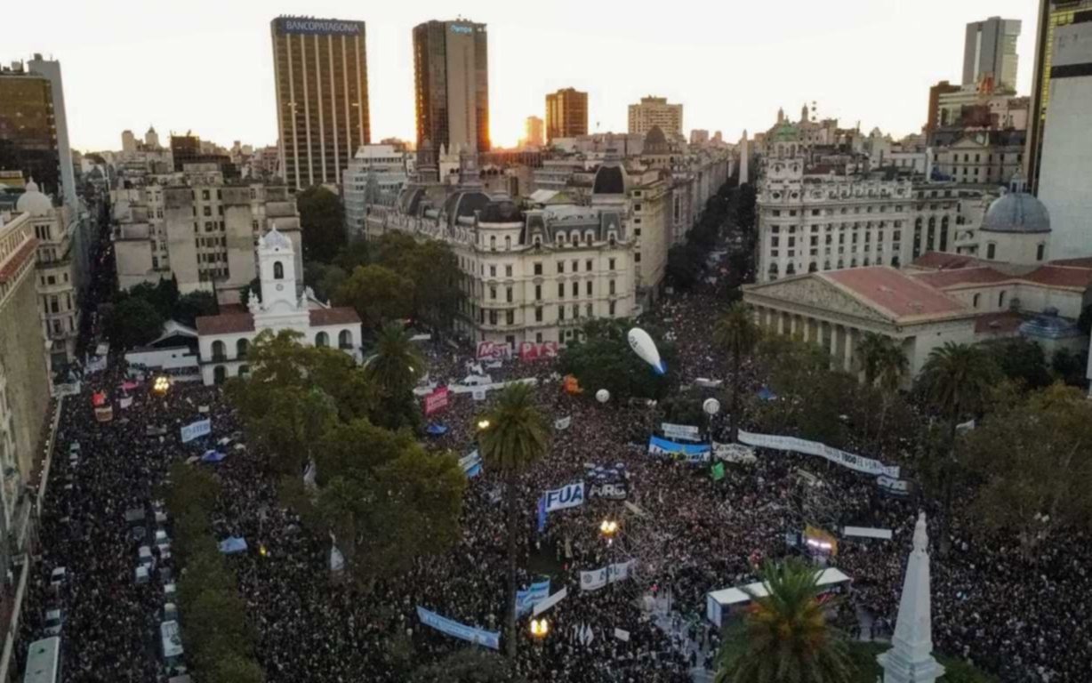 Masiva marcha universitaria: una multitud de estudiantes colmaron la plaza de Mayo en defensa de la educación pública