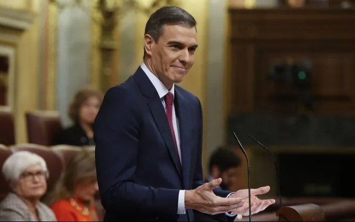 Pedro Sánchez, presidente de España, analiza su renuncia por un escándalo que involucra a su esposa