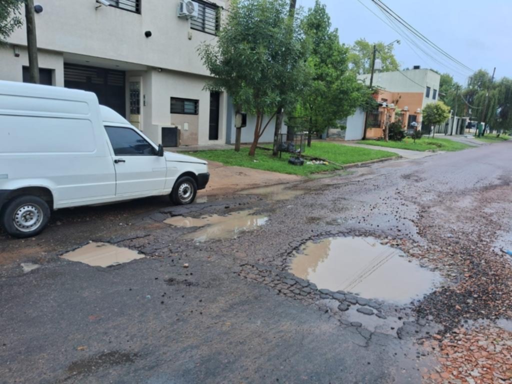 Reclaman urgente reparación de una calle en Los Hornos