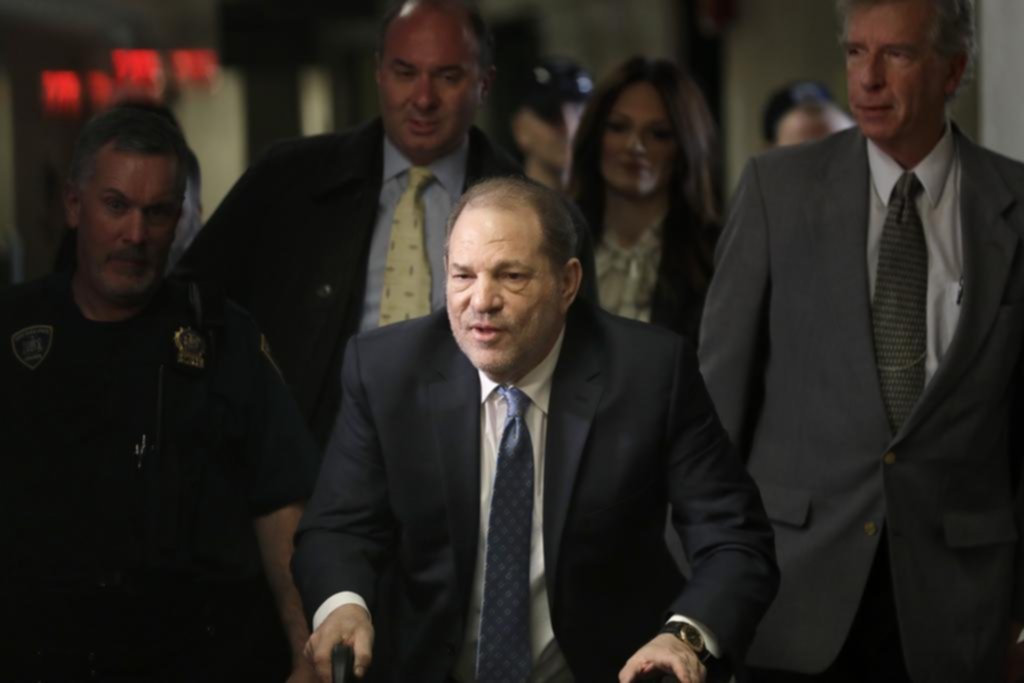 Un respiro para Weinstein: le revocaron una sentencia por violación pero seguirá preso