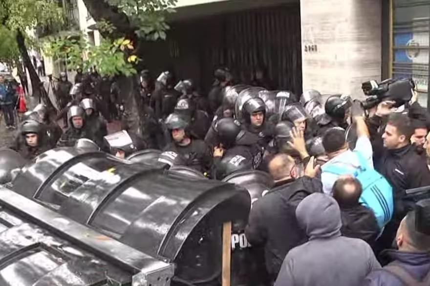 Incidentes en la sede de la UTA durante una protesta de colectiveros