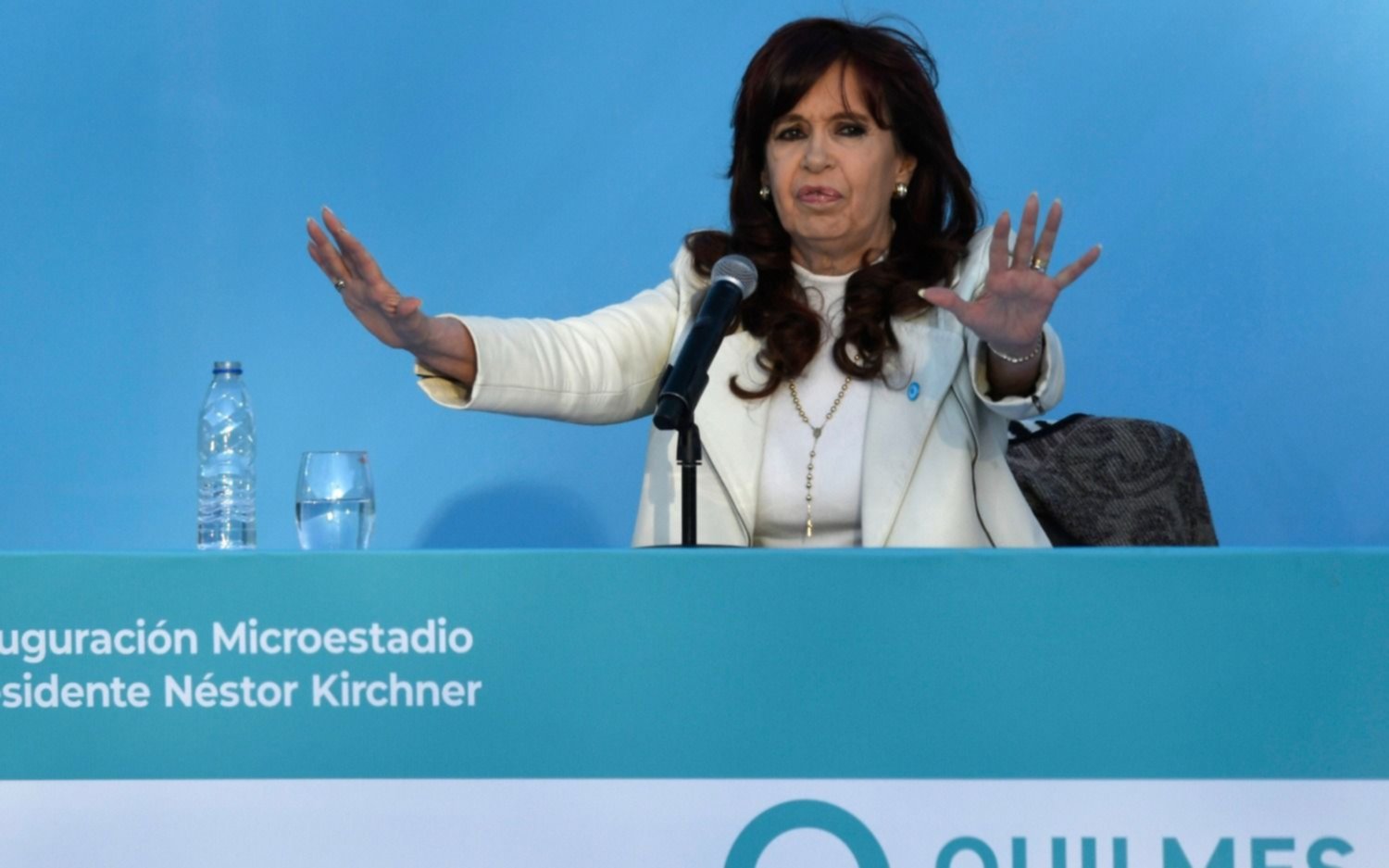 Cristina Kirchner le apuntó a Javier Milei en Quilmes: "No, hermano, no tenés superávit, mirá todo lo que debés"