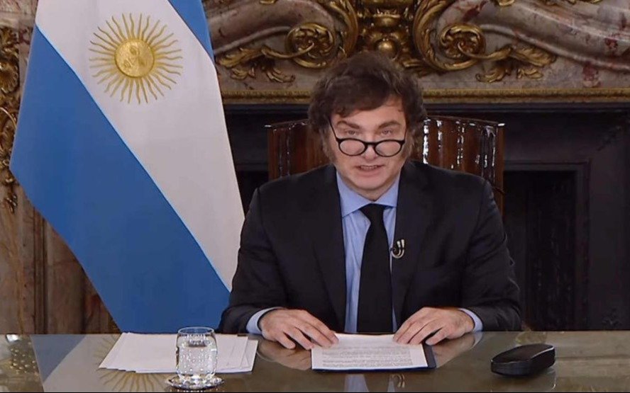 Milei apuesta a la inflación de "un dígito" para abril y sostiene que "los salarios empezaron a ganarle a la inflación"