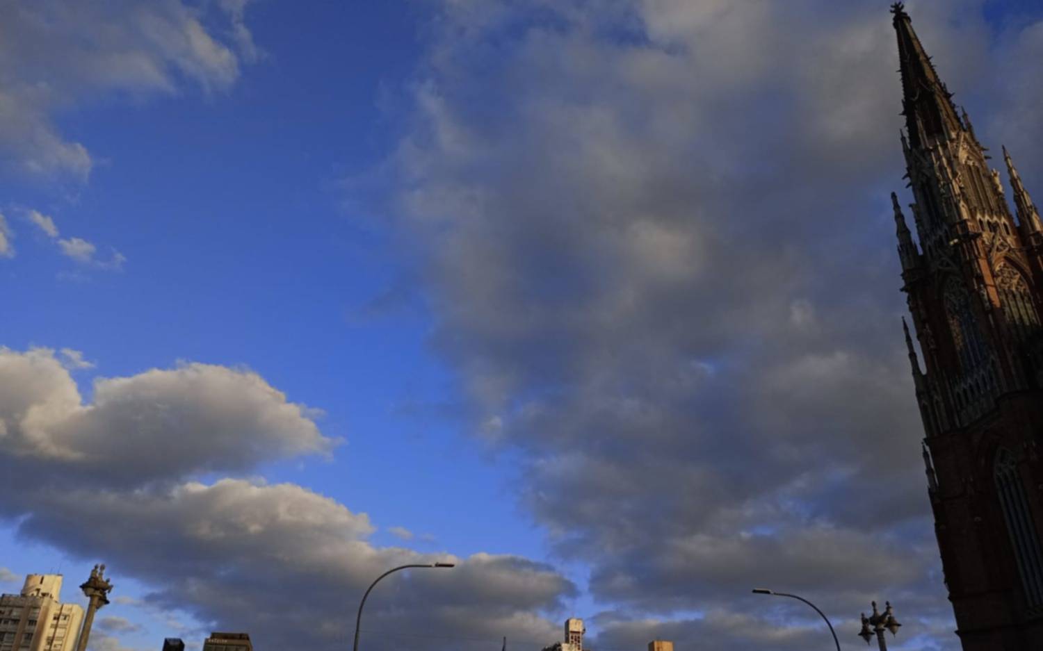 Tras el domingo soleado, vuelven las lluvias: cómo estará el clima en La Plata esta semana