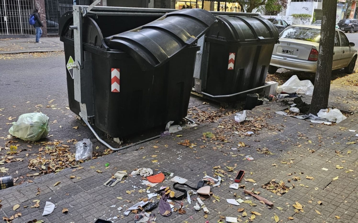 Contenedores de basura rotos en pleno centro de La Plata