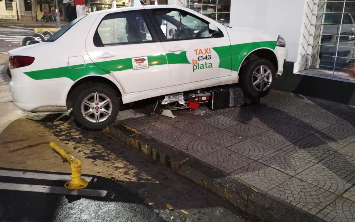 Un taxi tiró abajo un buzón de fusibles en el centro de La Plata
