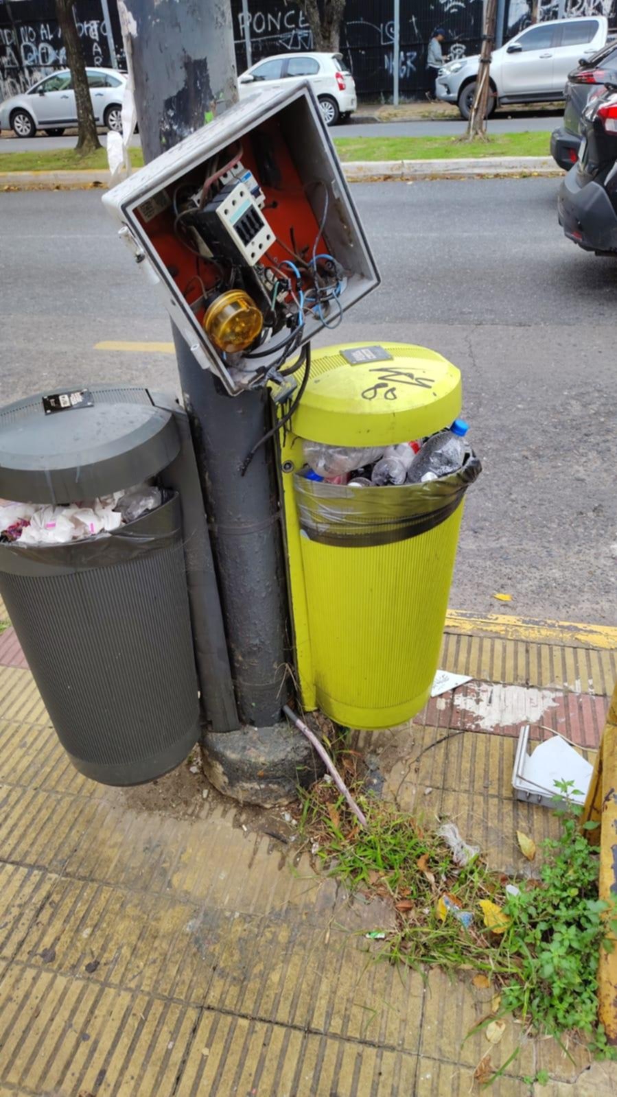 Basura acumulada más cables a la intemperie en la esquina de 44 y 14